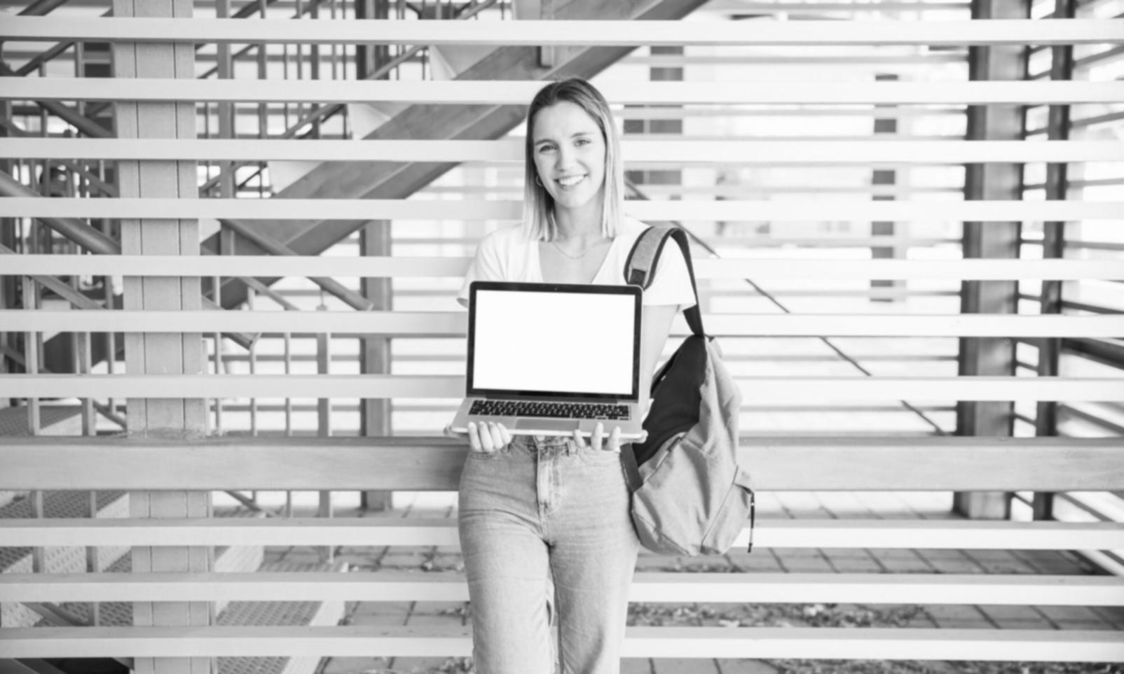 Arbeitsplatz mit Notizen und Finanzunterlagen